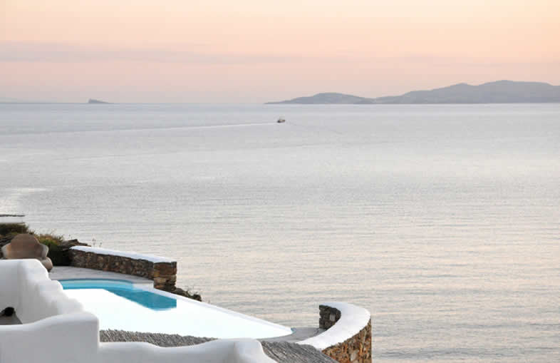 Vega Appartements Tinos. Un complexe d'appartements récemment bâtis au lieudit de Fournaria à proximité de la chapelle de St. Marc (Agios Markos). Sept petites maisons blanches, juchées sur une colline à 70m d'altitude, bénéficiant d'une vue imprenable, donnant sur l'île de Syros et...les couchers de soleil de tous nos rêves