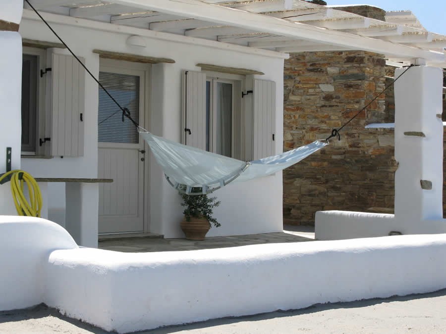 Altair chambre avec double lit, salle de bains, cuisine-salon américaine avec deux sofa-lits traditionnels, TV, Vega Apartments in Tinos island, Cyclades