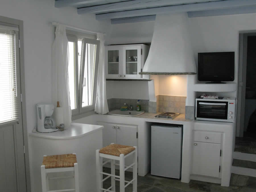Altair chambre avec double lit, salle de bains, cuisine-salon américaine avec deux sofa-lits traditionnels, TV, Vega Apartments in Tinos island, Cyclades