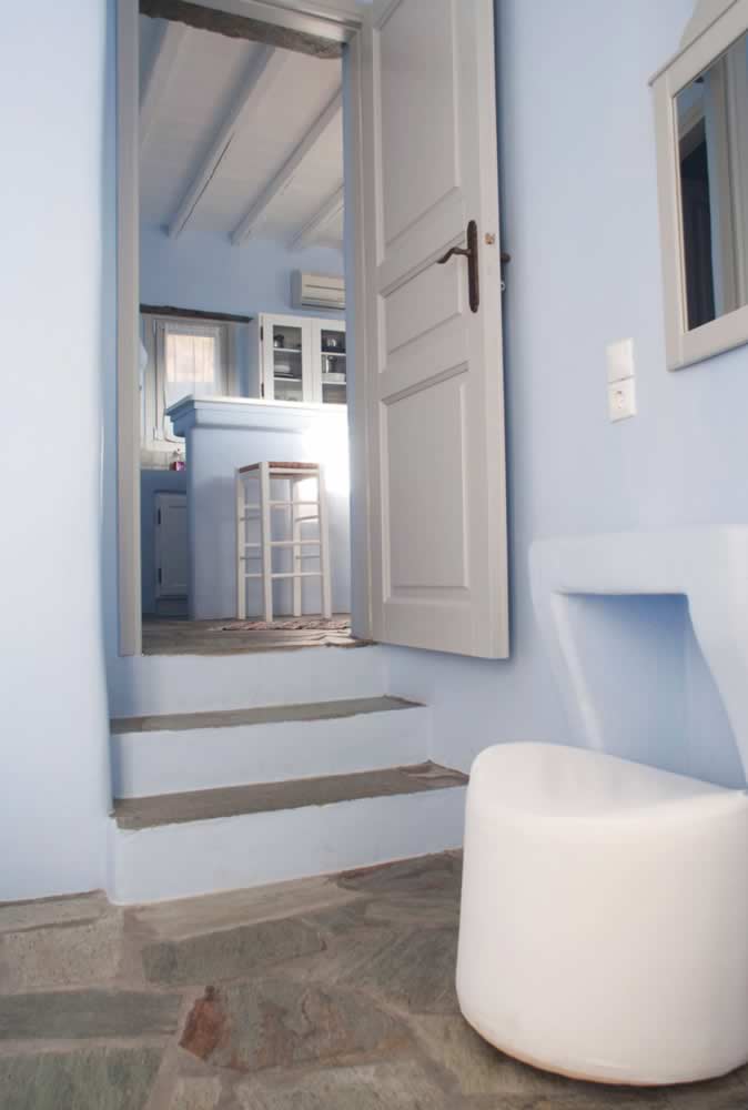 Deneb chambre, double lit, cuisine-salon américaine avec des sofa-lits traditionnels, typiquement cycladiques, salle de bains, TV., Vega Apartments in Tinos island, Cyclades