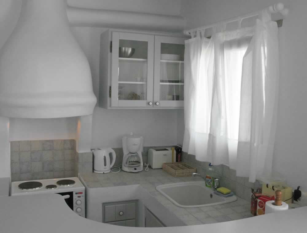 Pollux chambre spacieusea avec double lit, une salle de bains, cuisine-salon américaine avec un sofa-lit d'angle, TV., Vega Apartments in Tinos island, Cyclades
