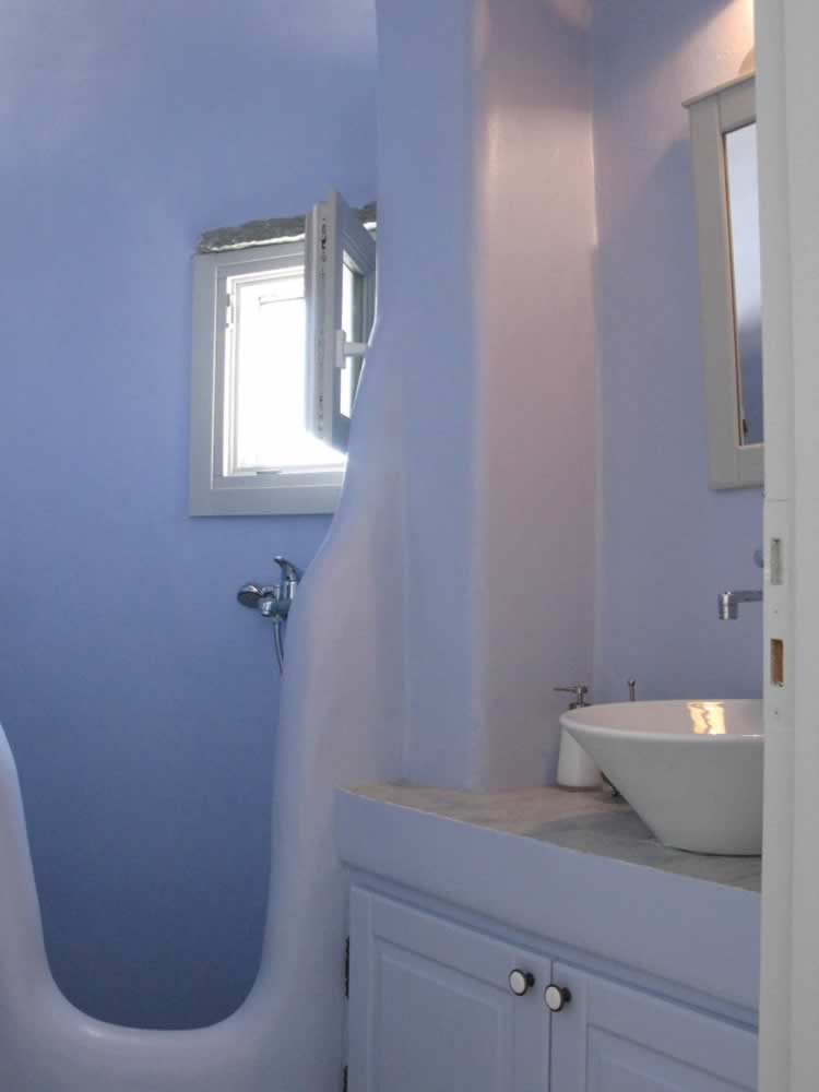 Sirius petite maison à deux niveaux. dbl lit et un simple lit supplémentaire, une salle de bains, une cuisine-salon,TV, une salle de bains et une grande terrasse,Vega Apartments in Tinos island, Cyclades