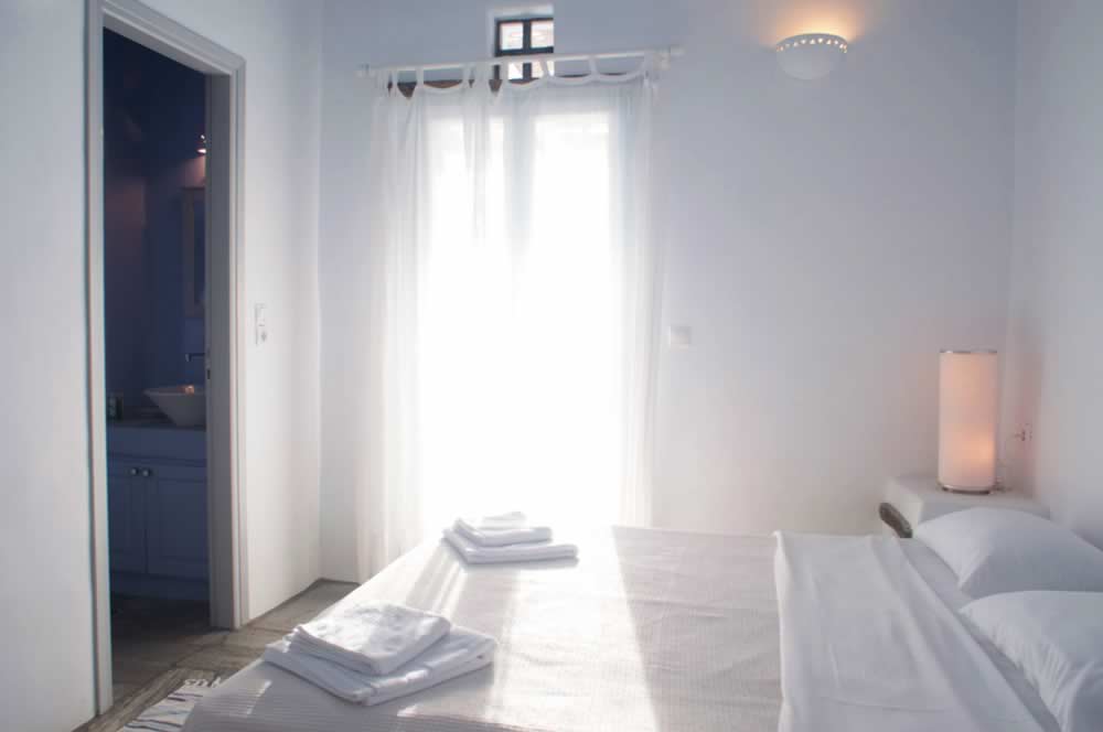 Sirius petite maison à deux niveaux. dbl lit et un simple lit supplémentaire, une salle de bains, une cuisine-salon,TV, une salle de bains et une grande terrasse,Vega Apartments in Tinos island, Cyclades